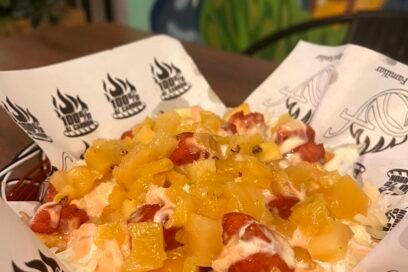 Salchipapa Hawaiana