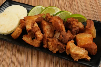 Chicharrón frito con Arepa